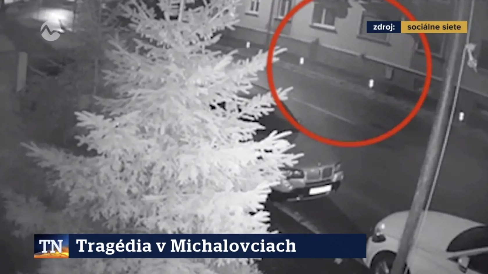Na zábere je vidieť dvojicu ako uteká popod okná bytovky, ale nikto na krik nešťastnice nezareagoval.