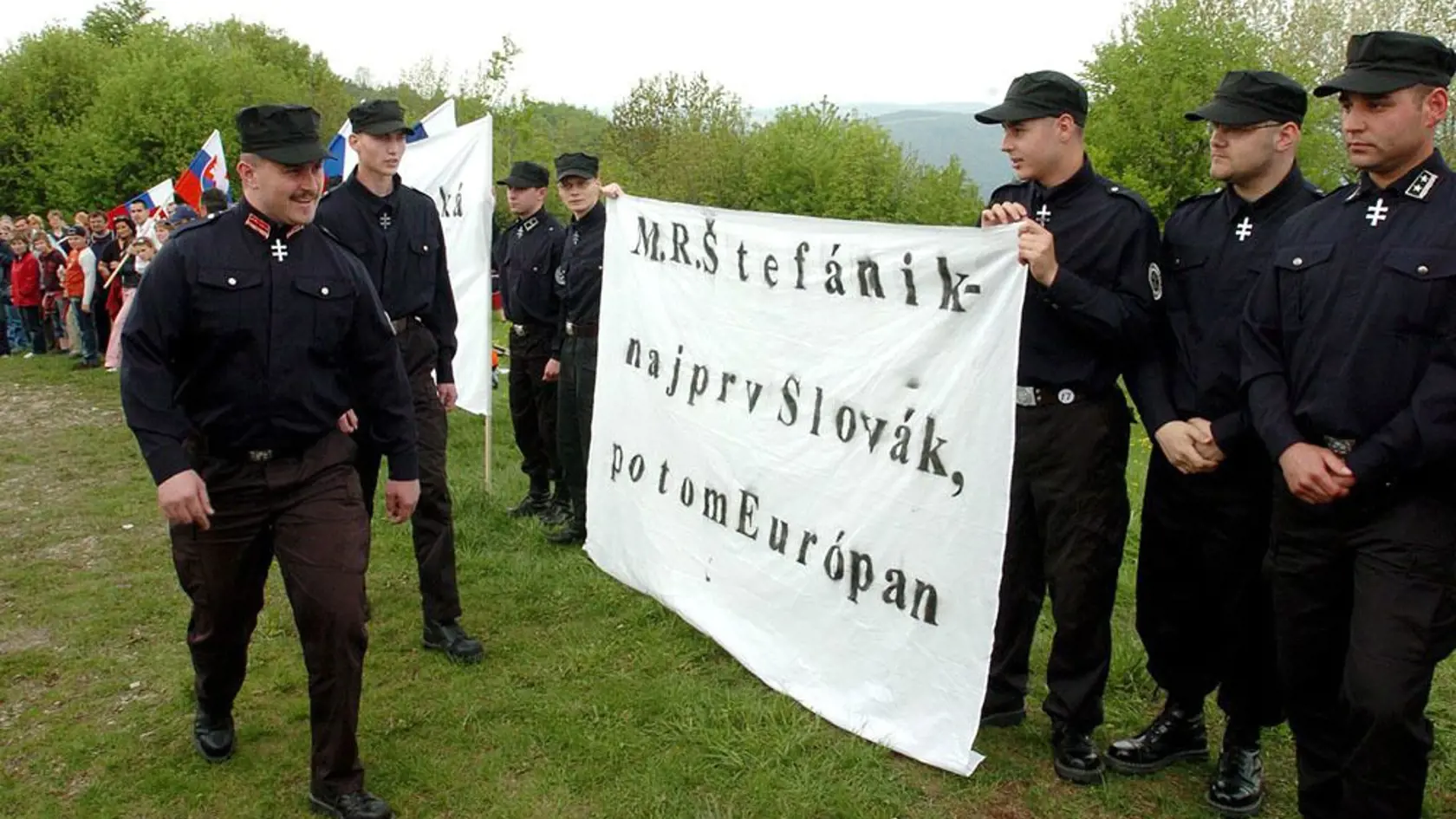 Čierne uniformy ako z čias polovojenskej Hlinkovej gardy. Iba minulosť?