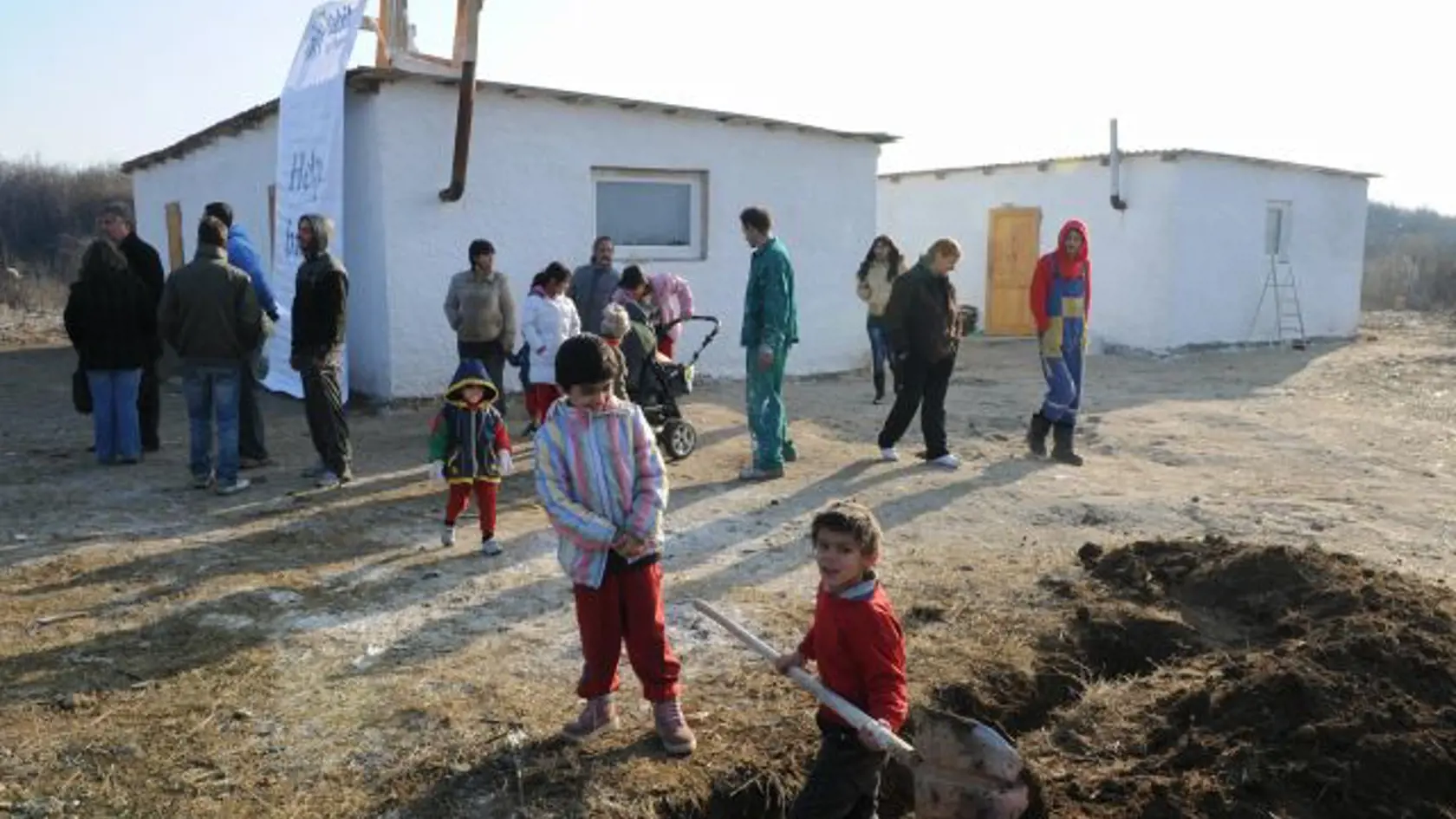 V Moldave nad Bodvou v osade Budulovská 21. decembra 2011 odovzdali domèeky na bývanie štyrom rómskym rodinám. Domèeky si postavili samotní Rómovia na pozemkoch, ktoré im dalo do dlhodobého prenájmu mesto. Osadníci, ktorých mnohí považujú za nezamestnate¾ných, si domy postavili sami a poèas stavebných prác sa nauèili novým zruènostiam, stavebný materiál si zakúpili z mikropôžièky poskytnutej neziskovou organizáciou ETP Slovensko, ktorú budú najbližších pä rokov spláca. FOTO TASR – František Iv