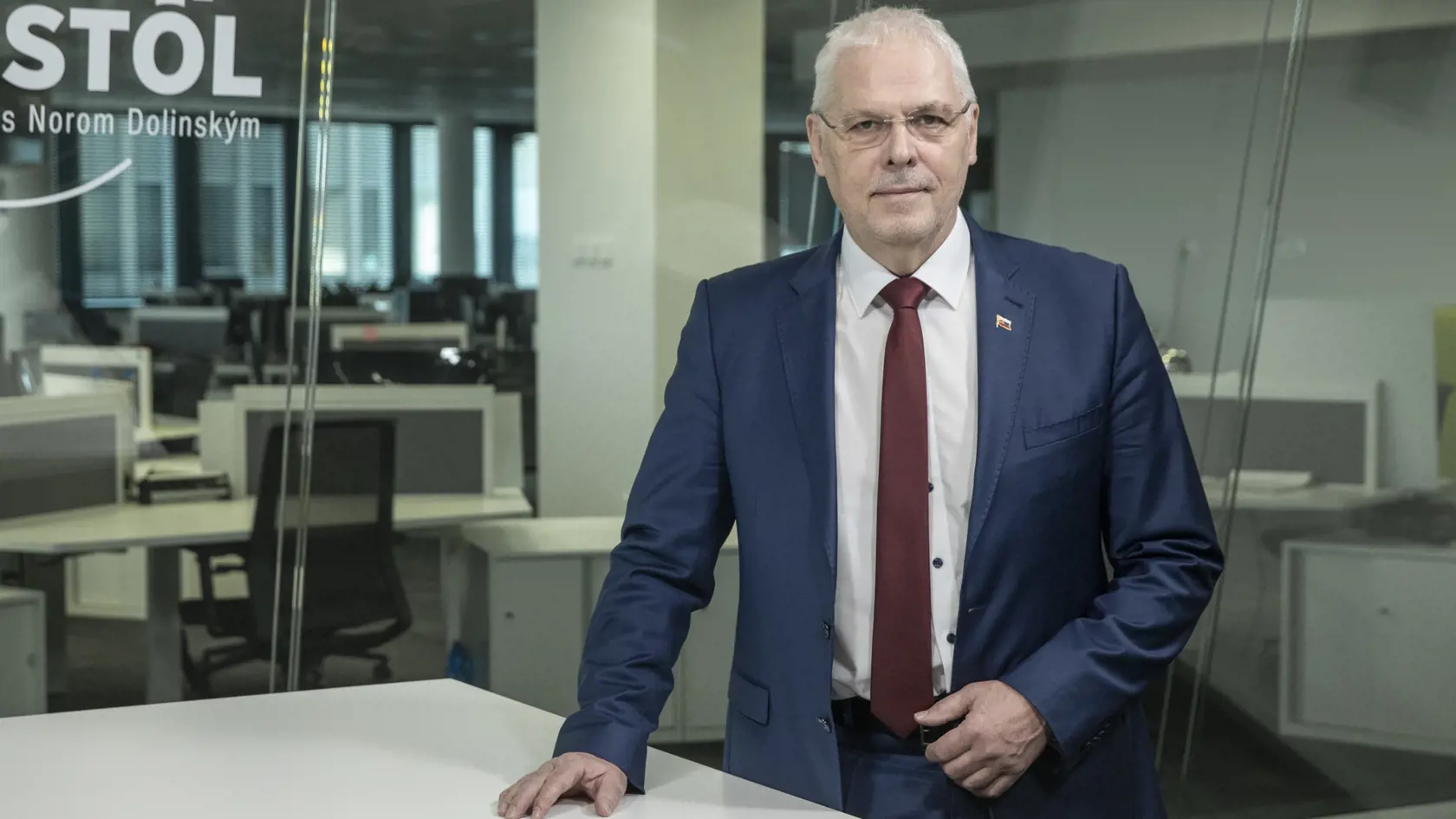 Na snímke je diskusná relácia "Karty na stôl", ktorej hosťom bol poslanec za SNS NR SR a podpredseda Zahraničného výboru Karol Farkašovský.