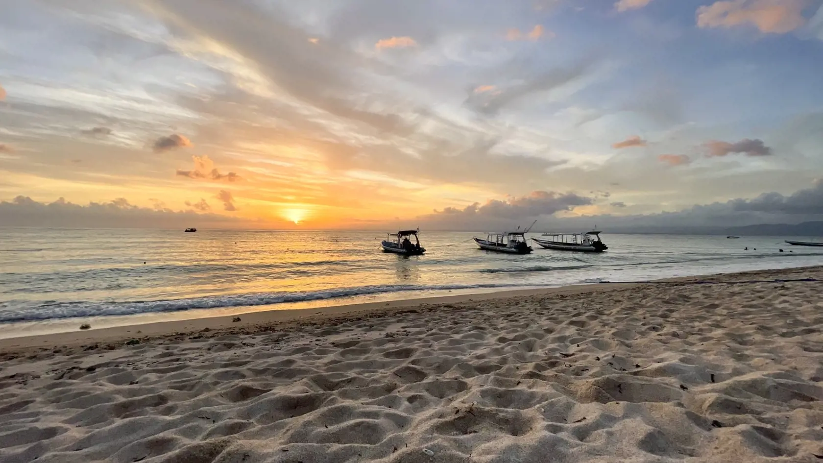 Západ slnka na ostrove Nusa Lembongan.