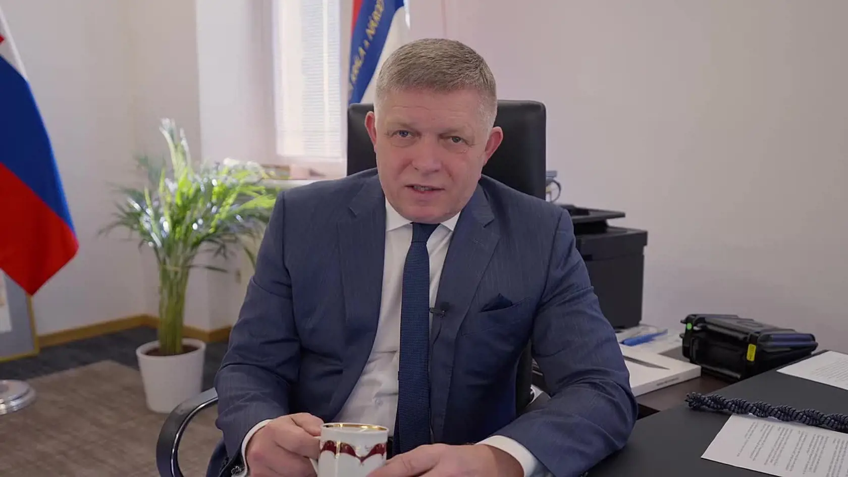 Tak toto si pozrite, od rána sa chytám za brucho. Hoci by sme mali skôr plakať ako sa nad touto slovenskou mediálnou hrôzou smiať. Klamú a zatajujú a ešte sa k tomu aj otvorene priznávajú. Takýmito slovami začal svoj status premiér Robert Fico (Smer).