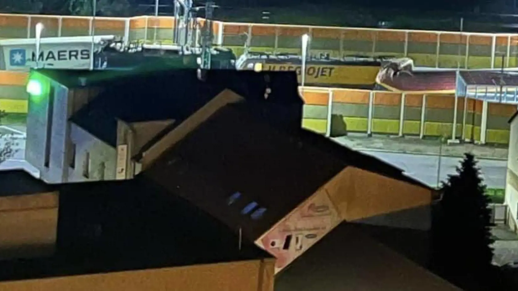 V Pardubiciach sa zrazil rýchlik s nákladným vlakom, zomreli 4 ľudia.