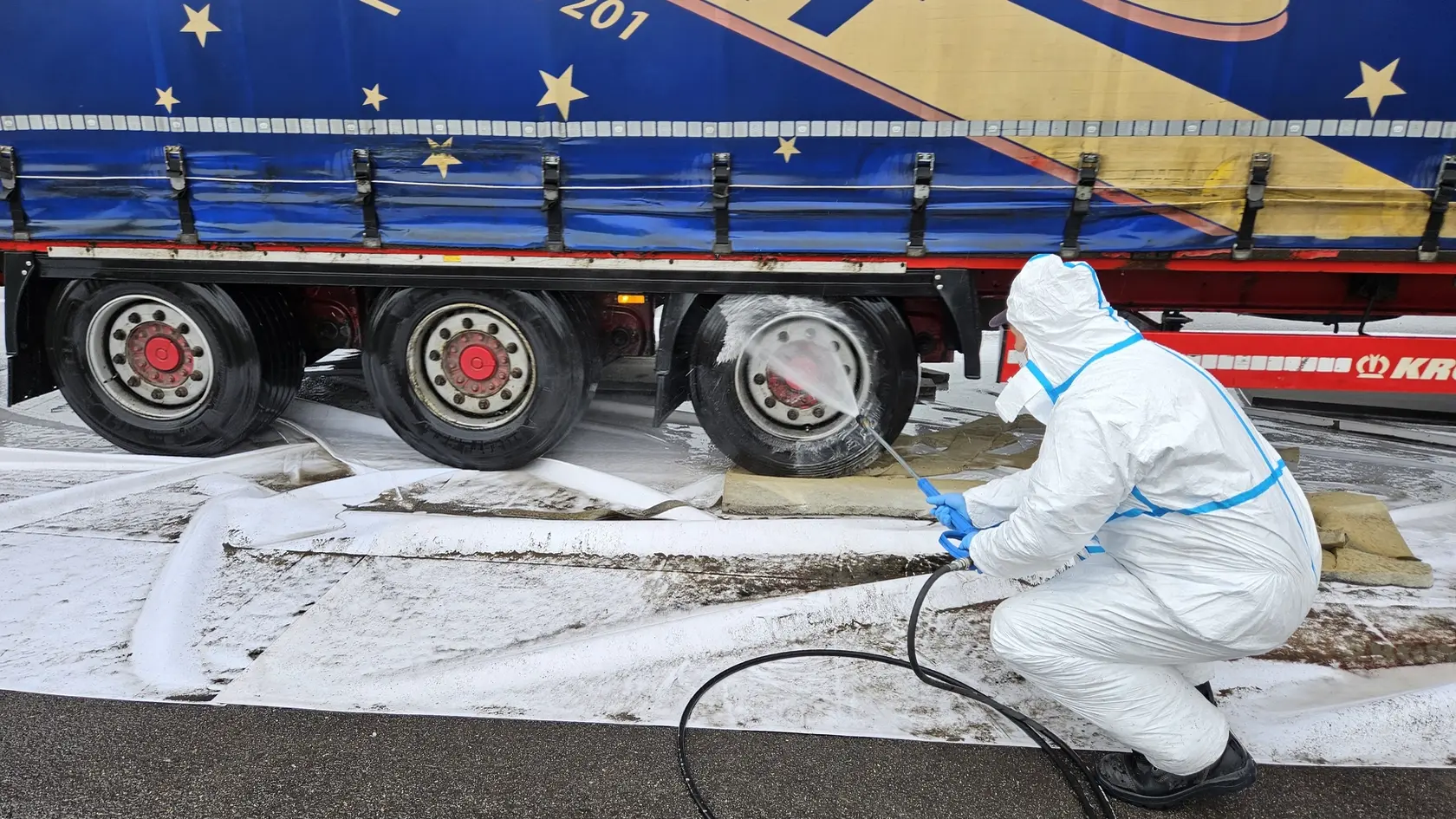 Na snímke pracovník dezinfikuje nákladné vozidlá prichádzajúce na Slovensko z Maďarska na hraničnom priechode Komárno - Komárom na Monoštorskom moste v Komárne 31. marca 2025 v rámci zavedených mimoriadnych opatrení pre šírenie vysoko nákazlivého ochorenia slintačky a krívačky.
