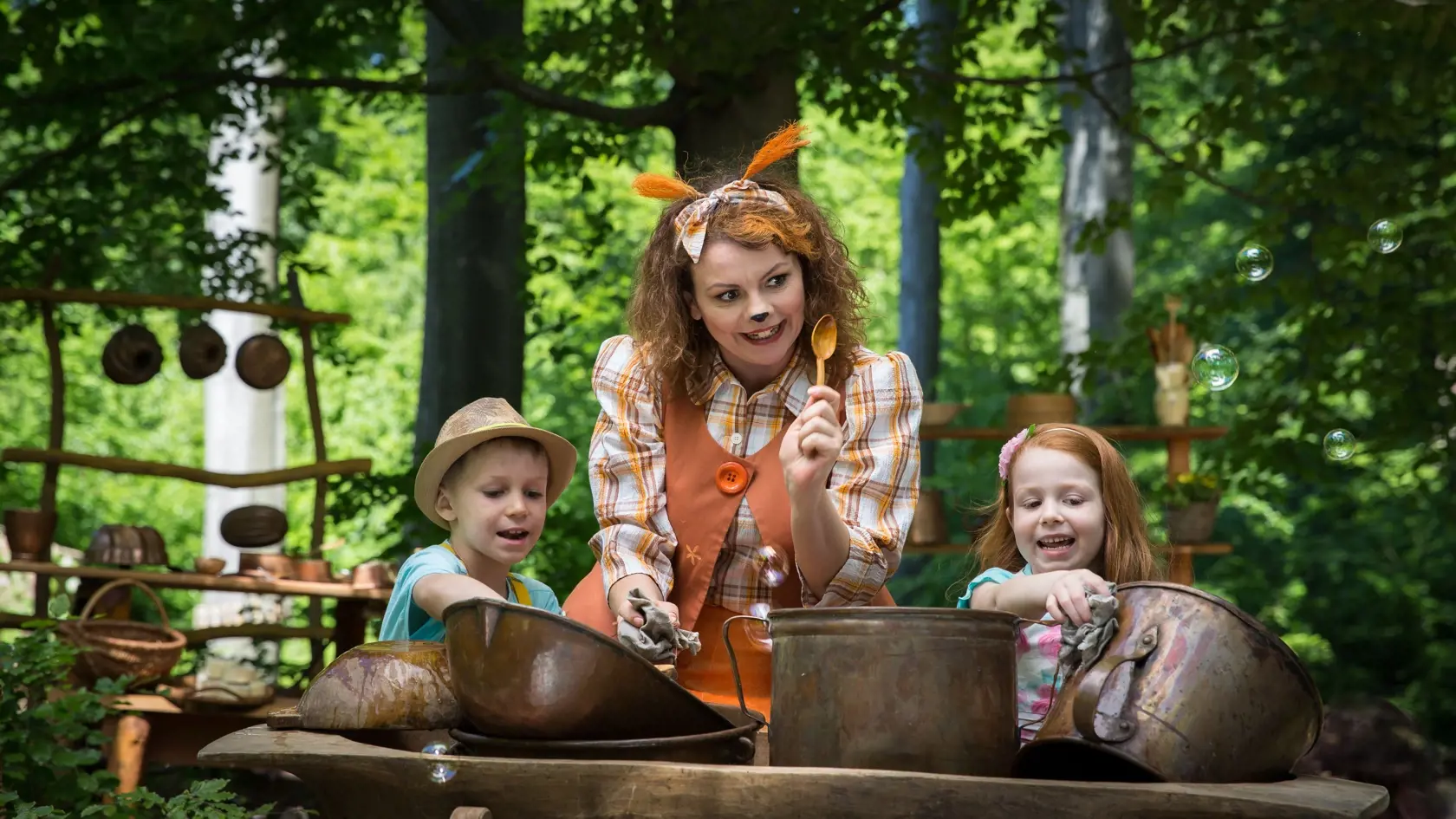 Spoznávate ju? Anikó ako mama veverica v detskom filme Spievankovo a kráľovná Harmónia. 
