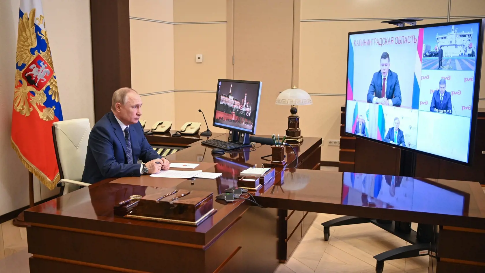 EBE 30 Moskva - Na snímke ruský prezident Vladimir Putin v televíznom prenose počas vztyčovania vlajky na novom ruskom trajekte v severnom Rusku v prezidentskej rezidencii Novo Ogarjovo pri Moskve v Rusku 4. marca 2022.