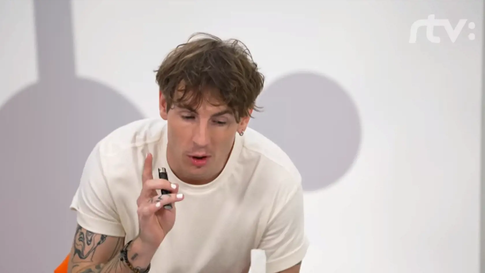 Slovenský youtuber a influencer Exploited na RTVS moderuje reláciu s názvom Superveda s Explom. Niektorým divákom sa nepáči moderátorov vzhľad, prekážajú im tetovania či nalakované nechty.