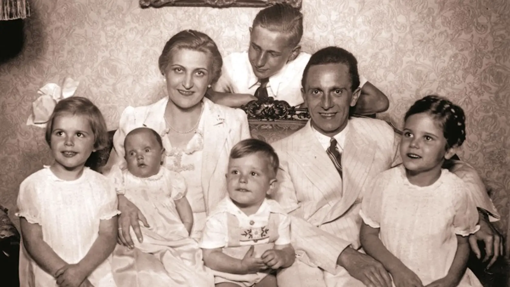 Joseph Goebbels s manželkou Magdou. Pred koncom vojny spáchali samovraždy a zabili aj všetky svoje deti.