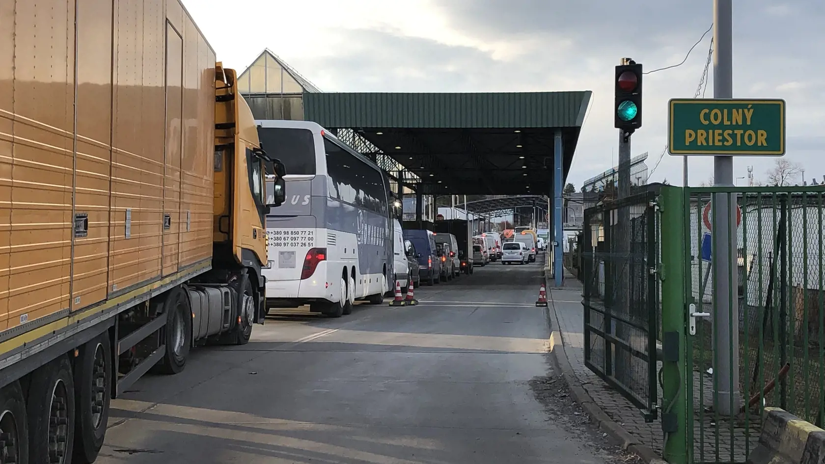 Doteraz mohla humanitárma pomoc kamiónmi prechádzať len cez hraničný priechod Vyšné Nemecké/Užhorod.