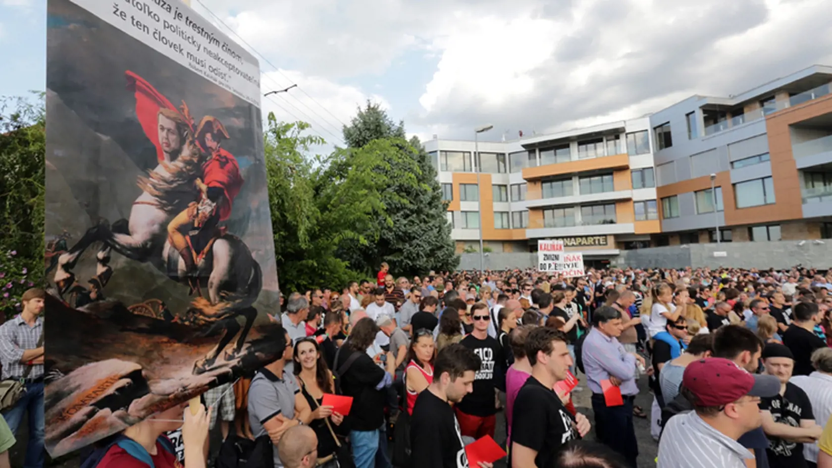 „Dekoráciou“ pred Bonaparte,kde býva premiér, bol tentoraz obraz Kaliňáka na koni s hlavou Bašternáka.