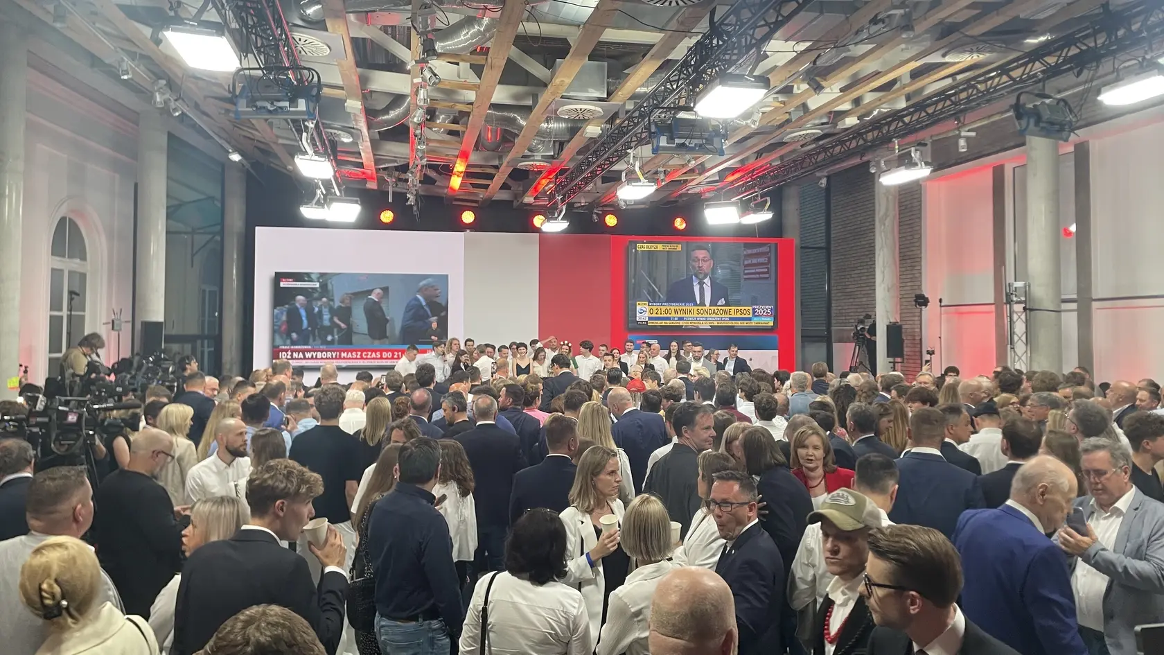 Volebný štáb Rafala Trzaskowského počas druhého kola prezidentských volieb v Poľsku, 1. júna 2025.