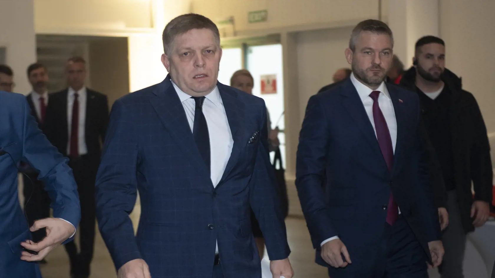 Na snímke vľavo predseda strany Smer-SD Robert Fico odchádza pred začiatkom slávnostného snemu strany do nemocnice pre vysoký tlak.