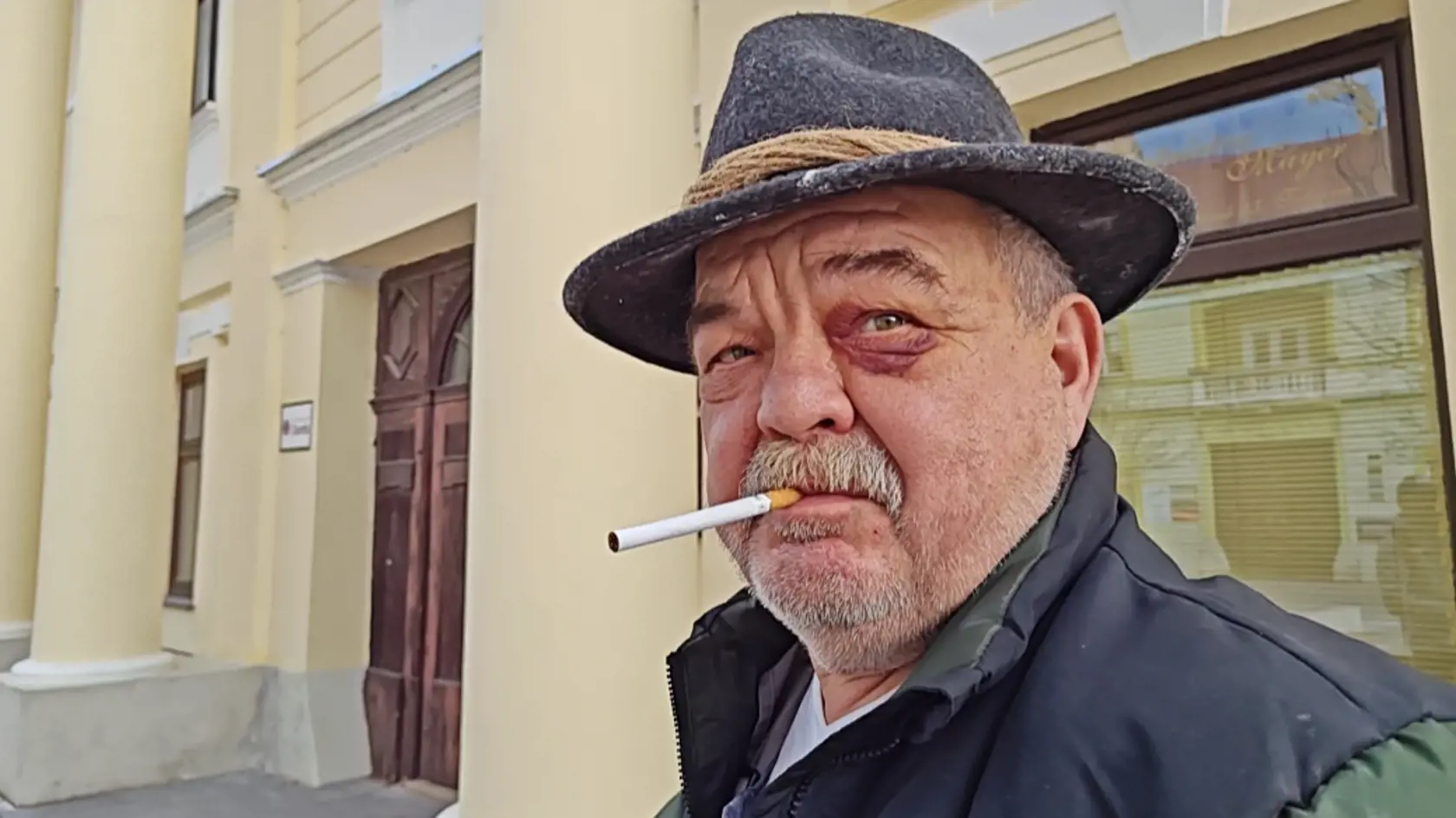 70-ročný pán si po verdikte súdu zapálil cigaretku.