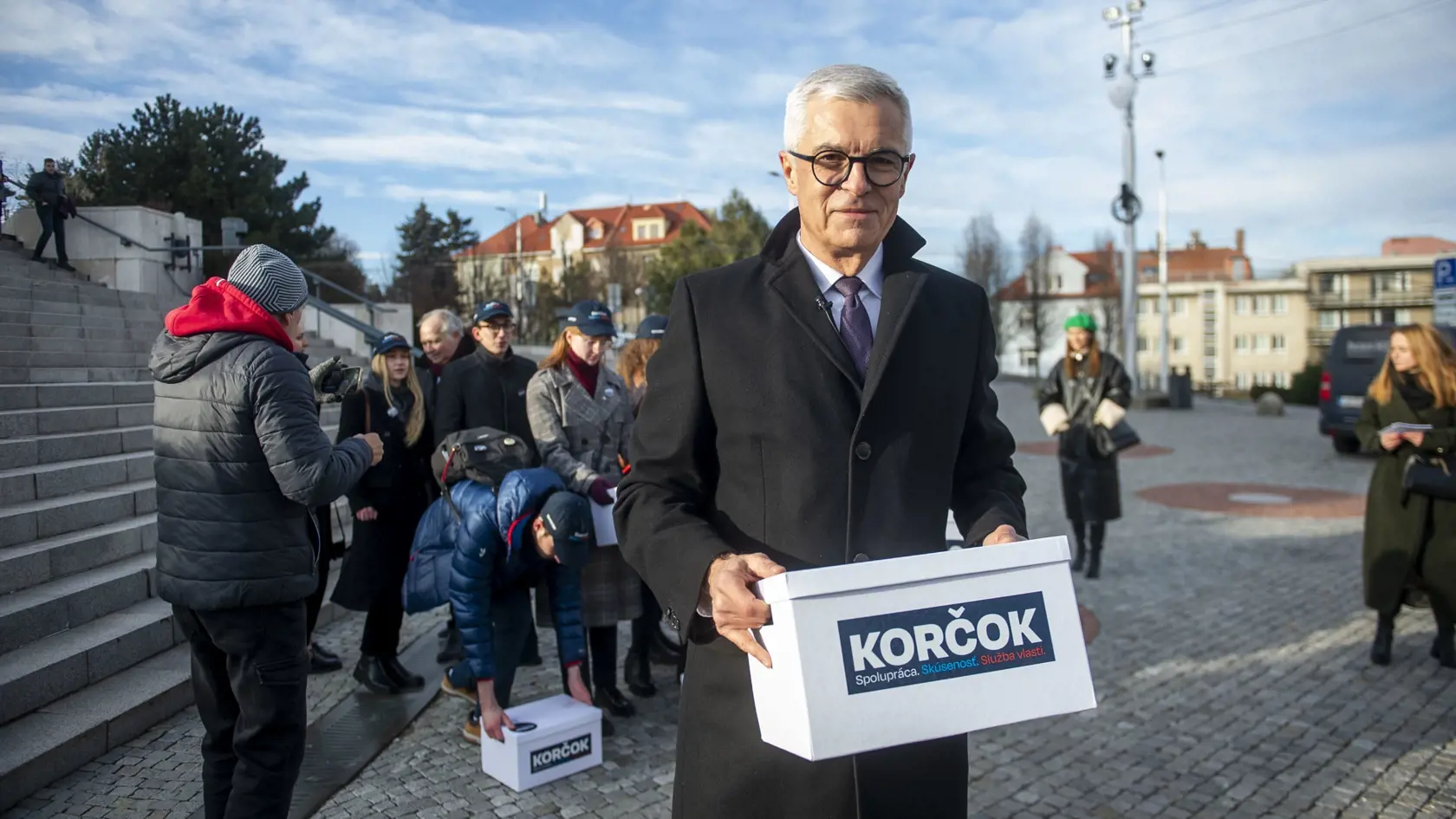 Kandidát na prezidenta SR Ivan Korčok počas tlačovej konferencie pri príležitosti odovzdania petície s podpismi občanov za jeho kandidatúru 19. januára 2024 pred budovou Národnej rady SR v Bratislave. FOTO TASR - Jakub Kotian