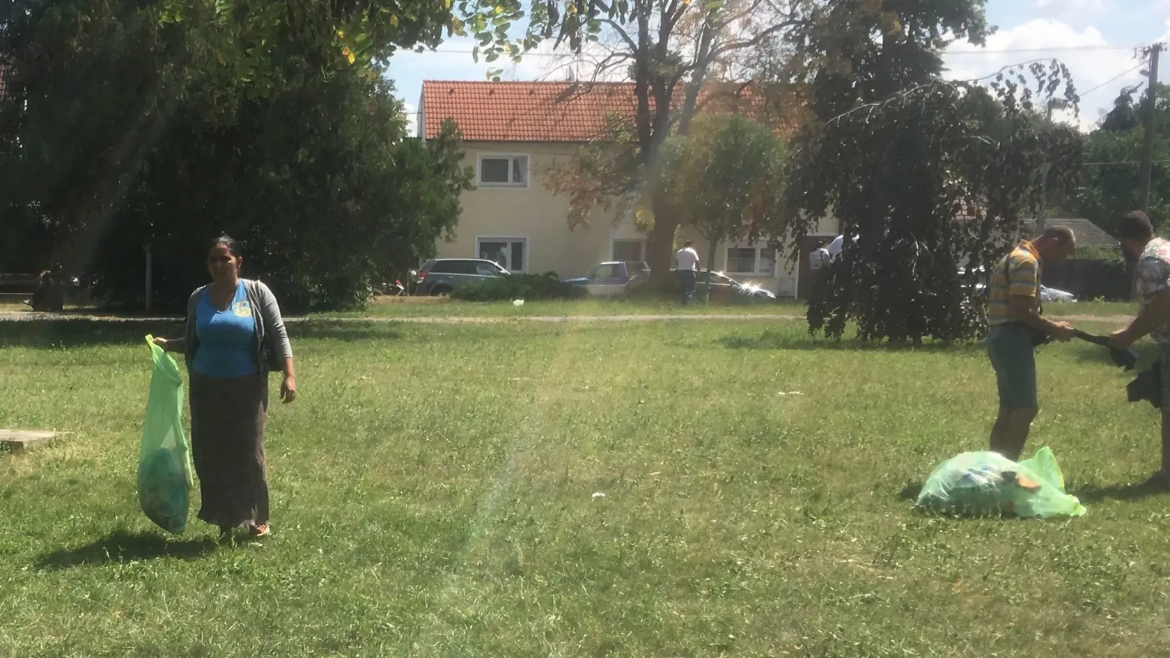 Pred odchodom si neporiadok museli Rómovia po sebe upratať.