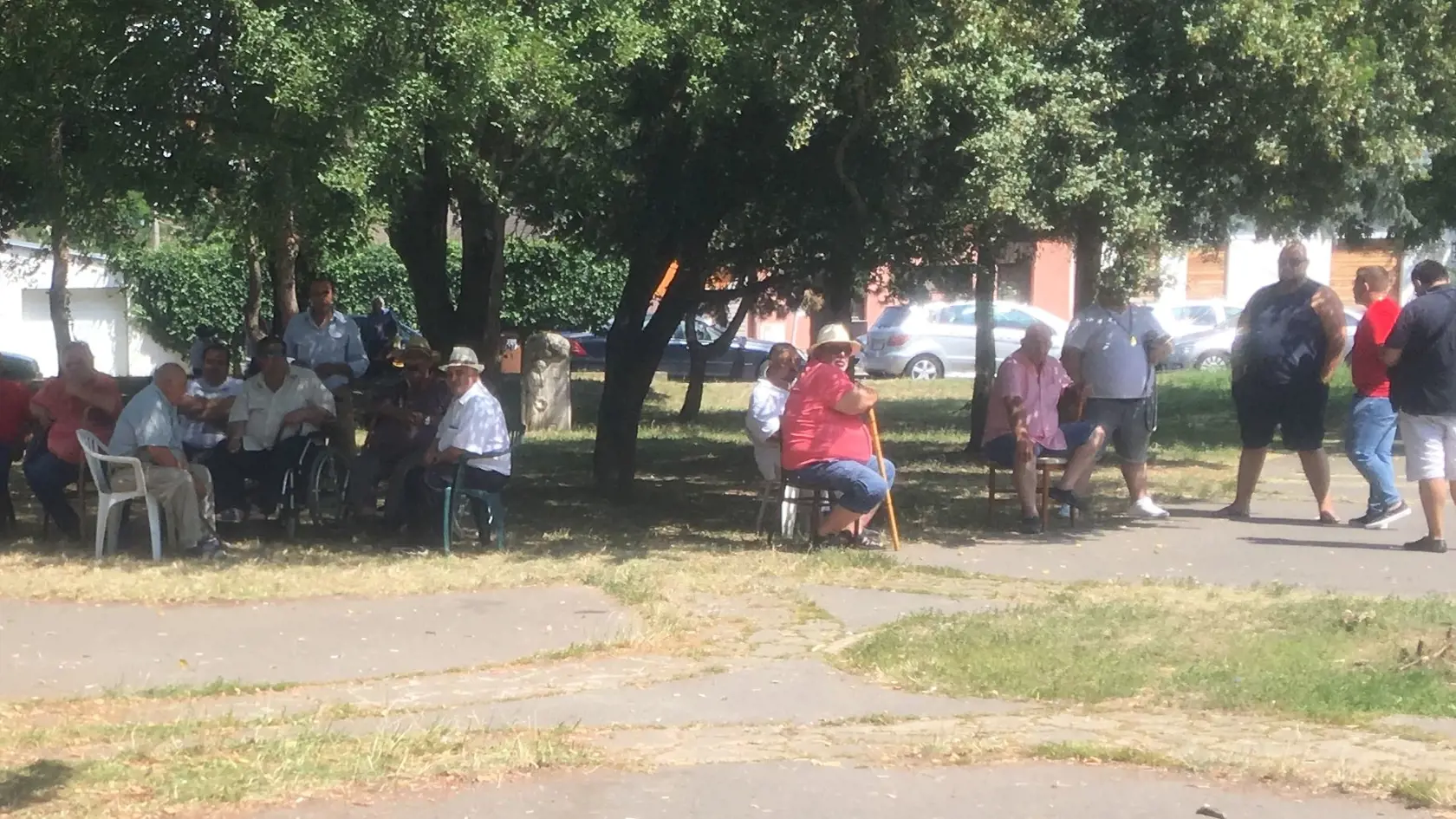 Počas niektorých dní čakali na zázračného „liečiteľa“ stovky chorých Rómov i zvedavcov.