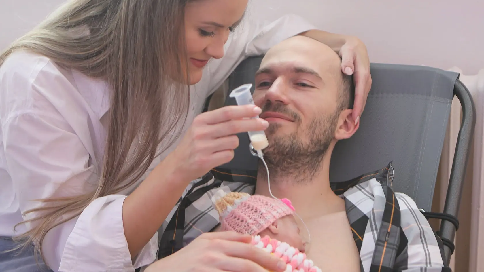 Klokankovanie, teda kontakt koža na kožu medzi rodičom a bábätkom, je viac ako prejav lásky.