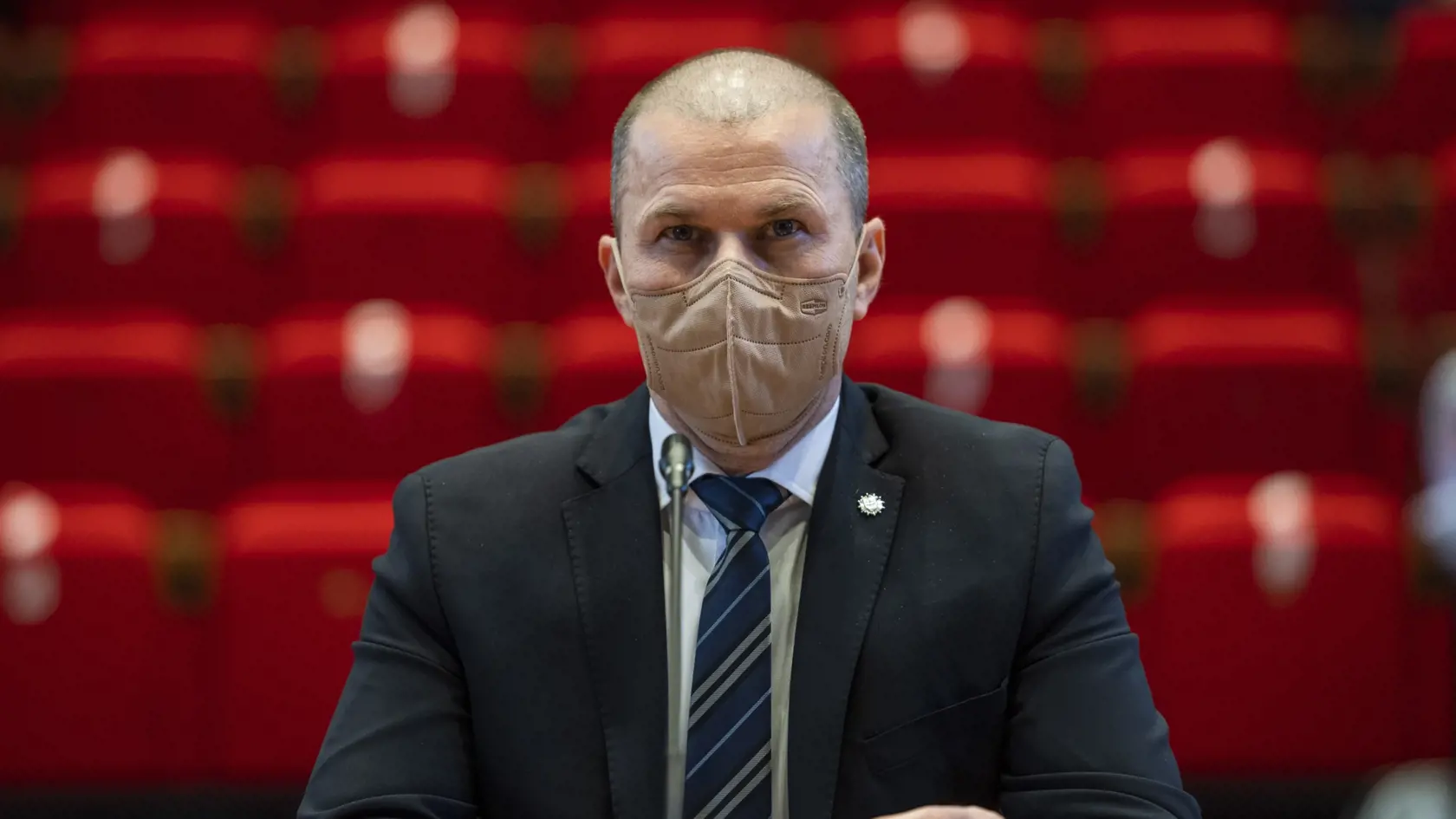 Kandidát a dočasný prezident Policajného zboru Peter Kovařík počas vypočutia kandidátov na funkciu prezidenta Policajného zboru na schôdzi parlamentného výboru pre obranu a bezpečnosť v Bratislave 25. januára 2021.