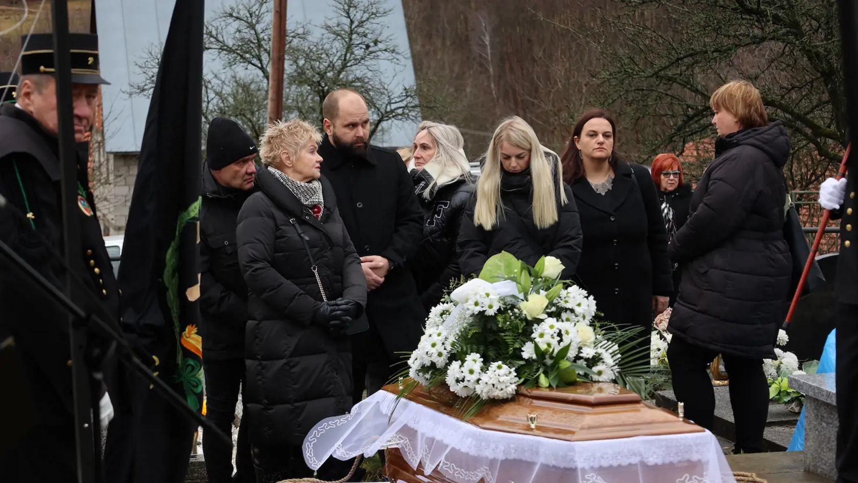 Vo štvrtok (5.januára) sa rodina, blízki, priatelia i kolegovia rozlúčili s poslancom Európskeho parlamentu zvoleného za Smer-SD, Miroslavom Čížom. Ten zomrel 29. decembra 2022 vo veku 68 rokov. Na fotografii je jeho manželka a syn Tomáš.