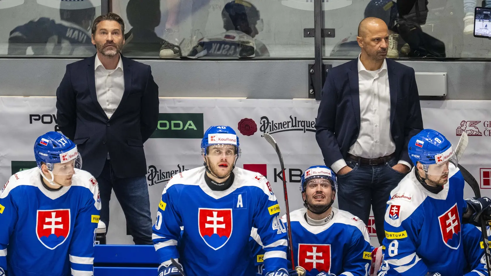 Na snímke hlavný tréner hokejovej reprezentácie SR Vladimír Országh (v pozadá vľavo), jeho asistent Ján Pardavý (v pozadí vpravo), ich zverenci Matej Kašlík (vľavo), Miloš Roman (druhý zľava) a Maxim Čajkovič (vpravo).