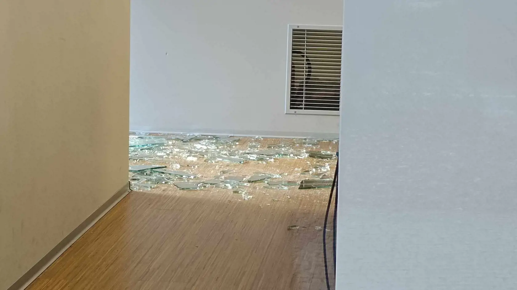Na snímke rozbité sklo v bratislavskom nákupnom centre Central po nočnej krádeži v predajni Apple.