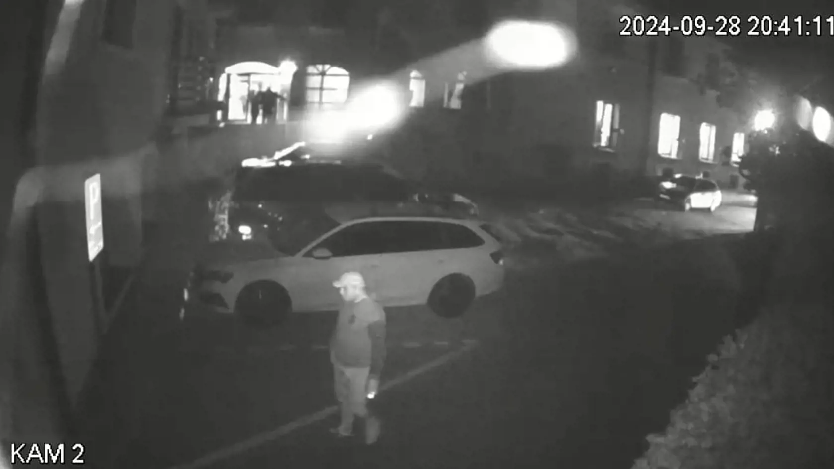 „Ľudia tam chodili fajčiť, dokonca aj personál prechádzal okolo, ale on mal zrejme nervy z ocele,“ neveril ženích vlastným očiam. Zlodej si odtiaľ odniesol obálky s peniazmi a tiež približne sto žrebov, ktoré hostia pribalili ako symbolické dary.