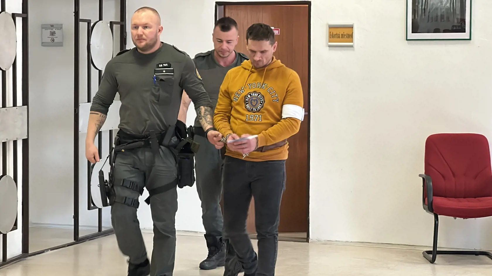Ohavný čin spáchal 41-ročný Miroslav ešte vlani v júni. Pätnásť minút pred sedemnástou hodinou čakal pred bytom svojej bývalej priateľky, s ktorou má štvorročnú dcéru, a keď vyšla von, fyzicky ju napadol. „Násilím jej zobral kľúče a použitím násilia ju vtiahol späť do bytu,“ uviedla prokuratúra.