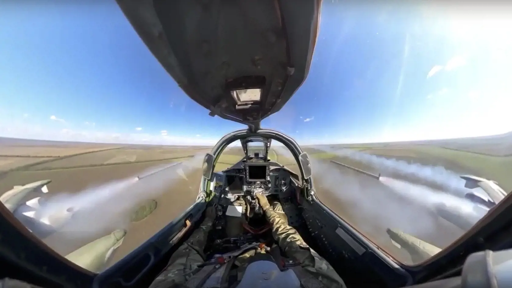 Na snímke z videa zverejnenej ruským ministerstvom obrany stíhačka ruských vzdušných síl Su-25 počas raketového útoku na vojenskej misii na neznámom mieste na Ukrajine 10. októbra 2022