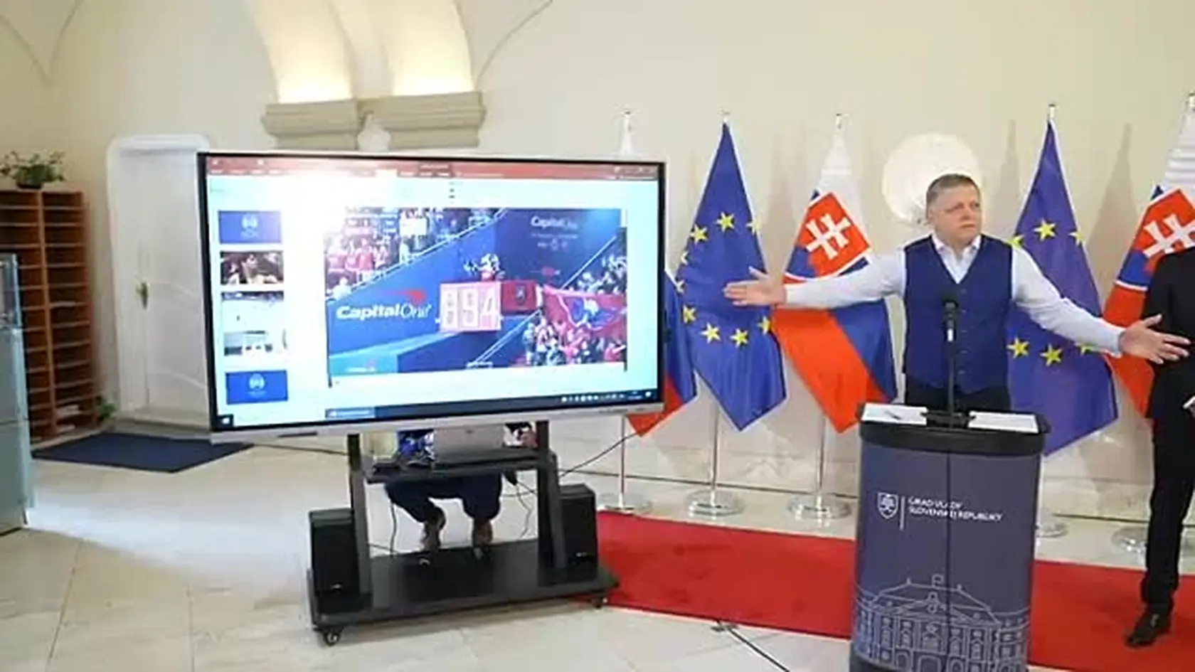 Premiér je pripravený podpísať dohodu so všetkými šéfmi politických strán k zrušeniu nedeľných politických diskusných relácií. Kvalita pripravenosti moderátorov a obsah diskusií podľa Fica nezodpovedá tomu, čo by si Slováci z hľadiska politickej diskusie zaslúžili.  Fico to vyhlásil v nedeľu 4. mája