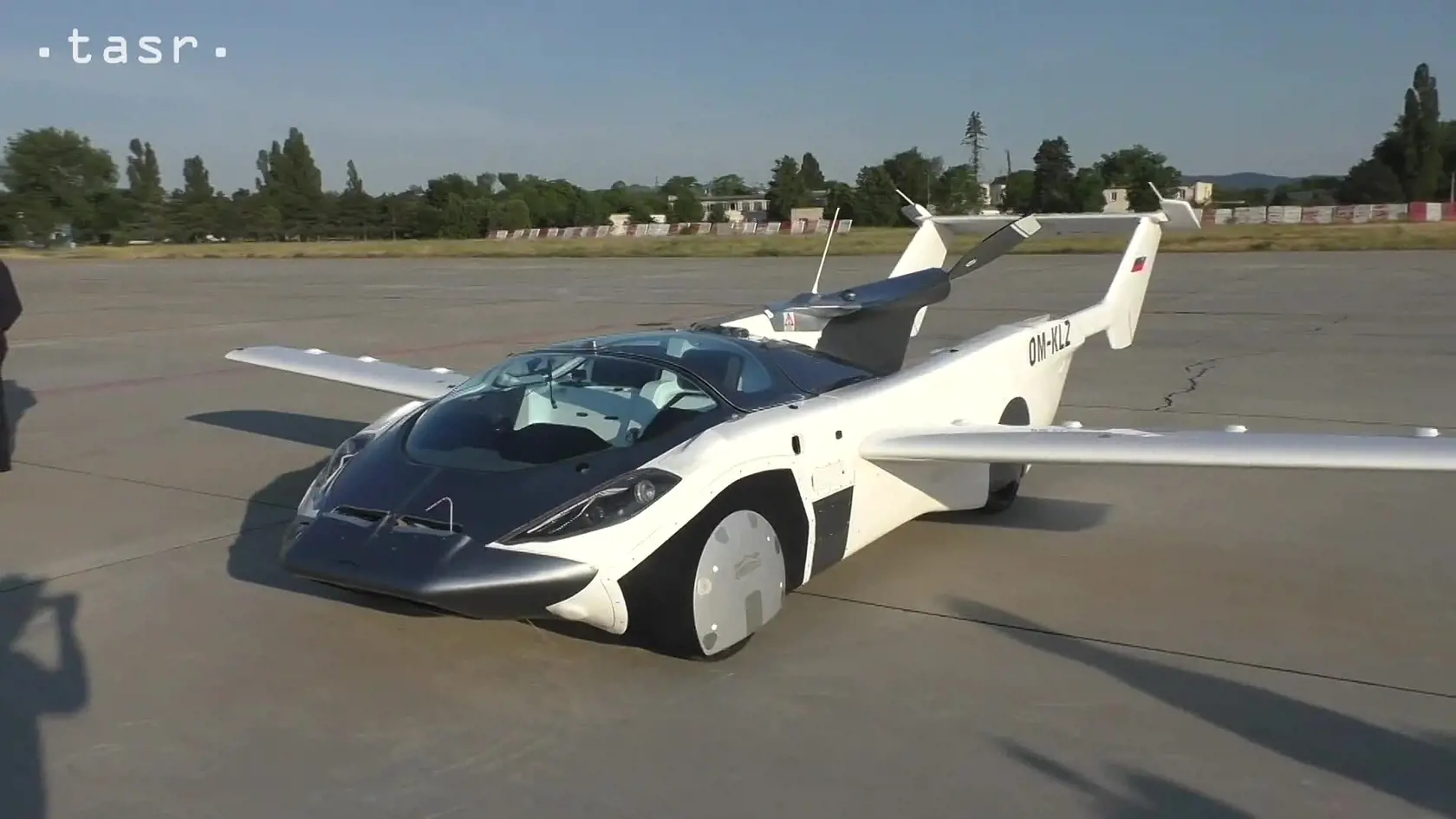 Lietajúce auto Aircar prvýkrát absolvovalo let medzi dvoma medzinárodnými letiskami a v pondelok ráno pristálo v Bratislave.