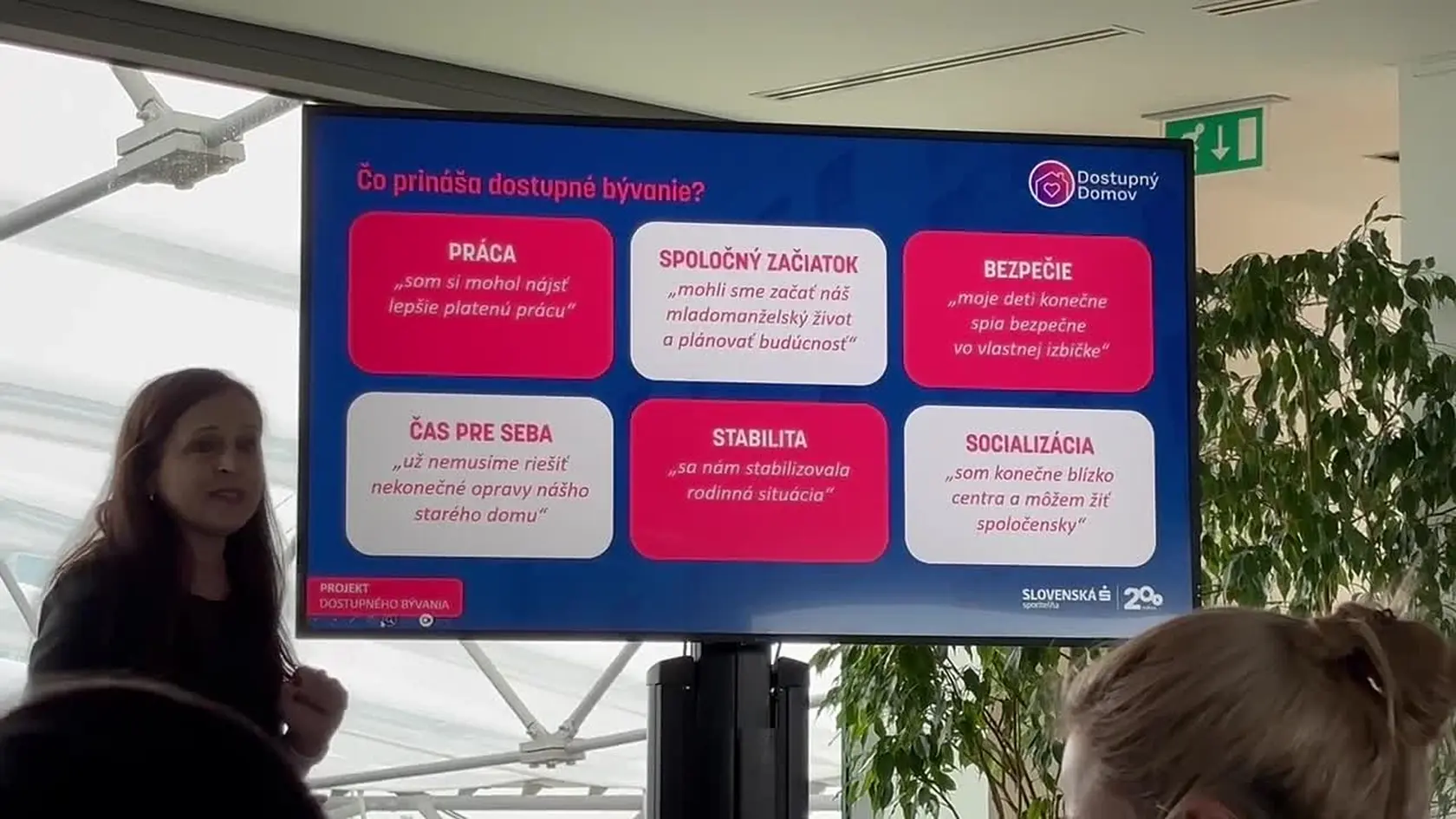 Stabilné bývanie pre jednorodičovské rodiny, mladých pracujúcich, zdravotne postihnutých, odchovancov detských domovov, dôchodcov, osoby sťahujúce sa za prácou či príslušníkov rómskych komunít. Až 65 % nájomníkov patrí do znevýhodnených skupín a platia nižšiu cenu ako je trhové nájomné.