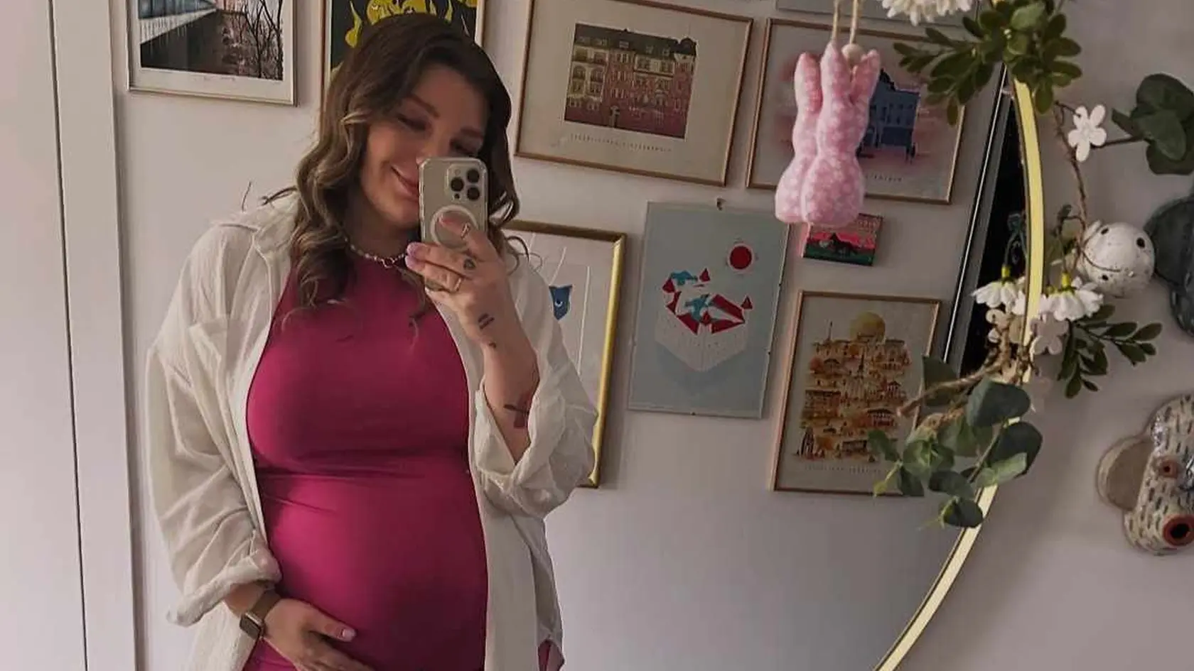 Simona First na novej fotke. Ružový zajačik na zrkadle a ružové šaty... žeby tým chcela niečo povedať?