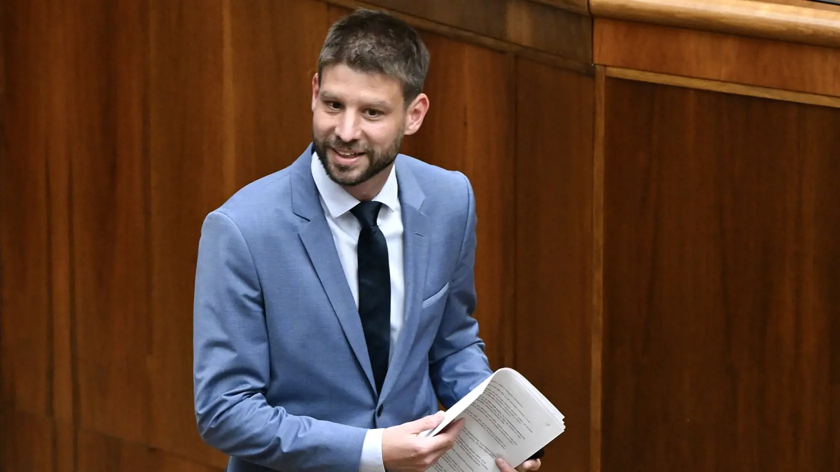 Na snímke podpredseda Národnej rady Slovenskej republiky (NRSR) Michal Šimečka (PS) počas mimoriadneho zasadnutia parlamentu o jeho odvolaní.