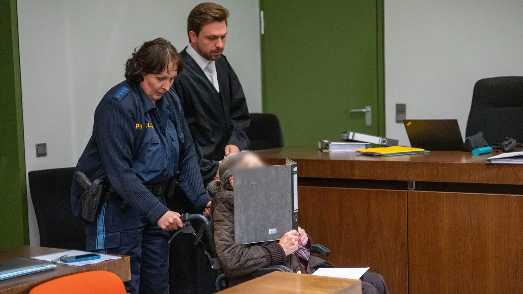 Brigitte B. doviezli na pojednávanie na invalidnom vozíku. 