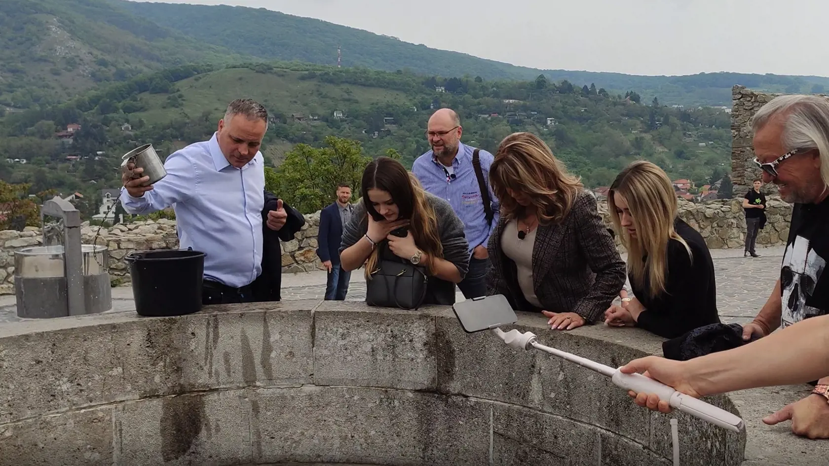 Rodinka Geissenovcov navštívila počas druhého dňa svojej návštevy na Slovensku zrúcaninu hradu Devín v Bratislave. Carmen, Roberta, Shaniu a Davinu sprevádzali predseda BSK Juraj Droba a minister hospodárstva Richard Sulík.
