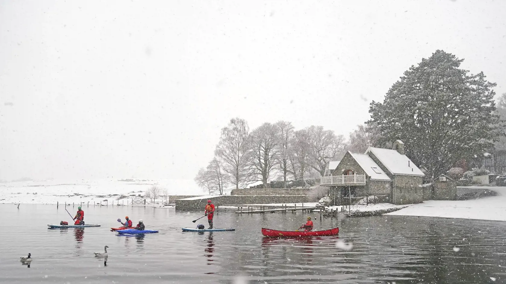 EBE 38 Keswick -  Na snímke kanoisti, kajakári a paddleboardisti si užívajú zasnežené počasie na jazere Derwent Water neďaleko Keswicku v Anglicku v utorok 16. januára 2024. Veľká časť Británie čelí ďalšiemu dňu nízkych teplôt a prerušenia dopravy po tom, čo nočné teploty pre väčšinu krajiny klesli pod bod mrazu. FOTO TASR/AP

Canoeists, kayakers and paddleboarders enjoy snowy weather on Derwent Water lake, near Keswick, England, Tuesday, Jan. 16, 2024. Much of Britain is facing another day of c