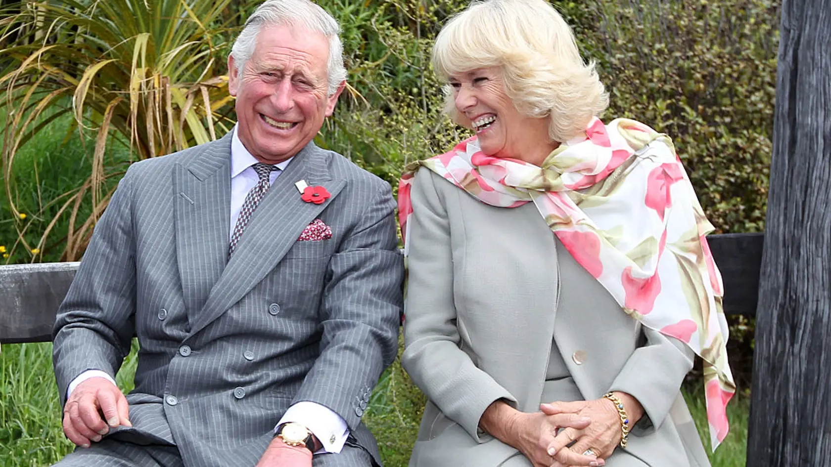 Sedemdesiatpäťročný monarcha v sprievode kráľovnej Camilly pricestoval do Londýna zo svojho sídla Sandringham, aby začal liečbu. Napriek tejto nepríjemnej správe zdroje blízke kráľovi uvádzajú, že zostáva pozoruhodne optimistický a jeho stav bol zachytený včas, čo ponúka priaznivé prognózy. Jeden z rodinných priateľov poznamenal: "On a jeho lekári sú veľmi, veľmi pozitívni."