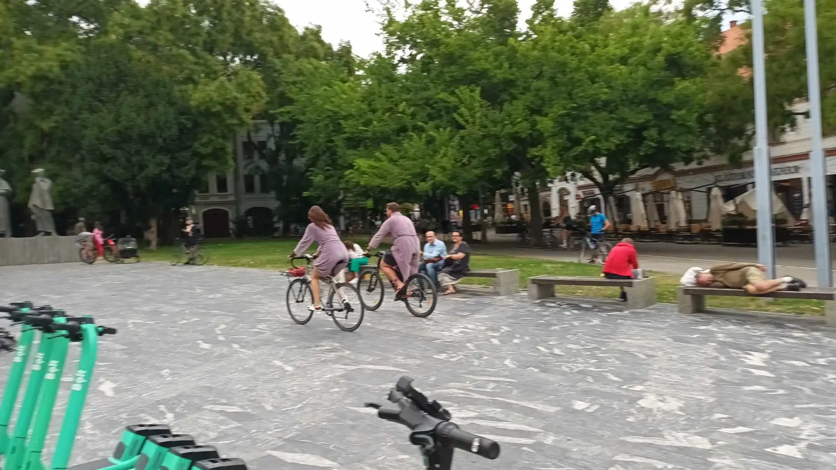 Demonštrácia proti Martine Šimkovičovej. Demonštranti prišli na bicykloch a v županoch.