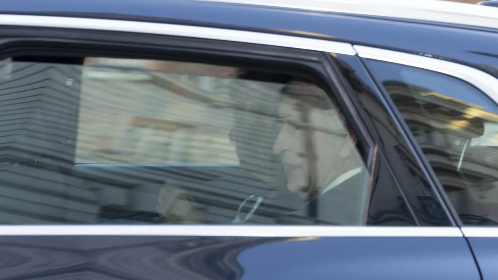 Karol III. na ceste do nemocnice na operáciu prostaty.