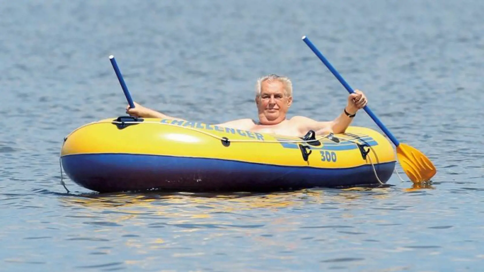 Prezident ČR Miloš Zeman si vystačí s nafukovačkou na jazere.