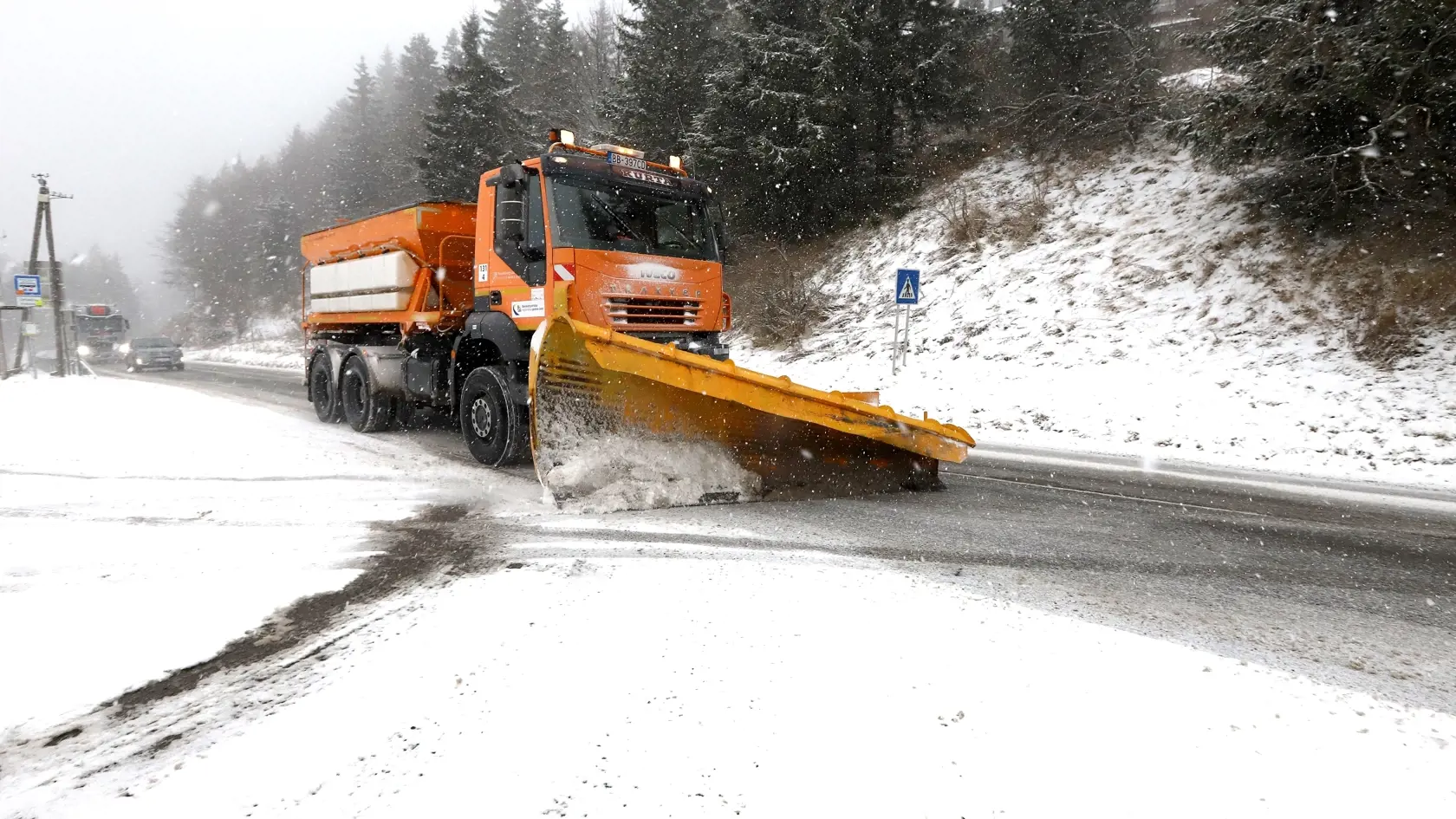 Na snímke snežný pluh počas sneženia na horskom priechode Čertovica v okrese Brezno 21. novembra 2024. FOTO TASR - Ján Krošlák
