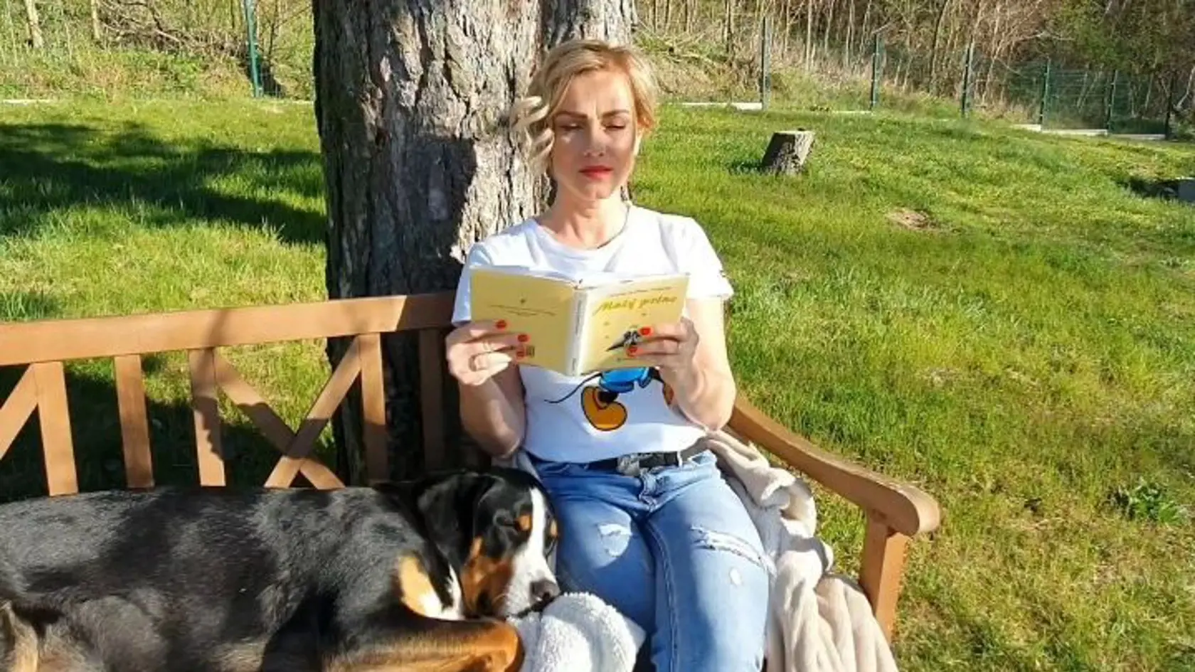 Monika Hilmerová v záhrade