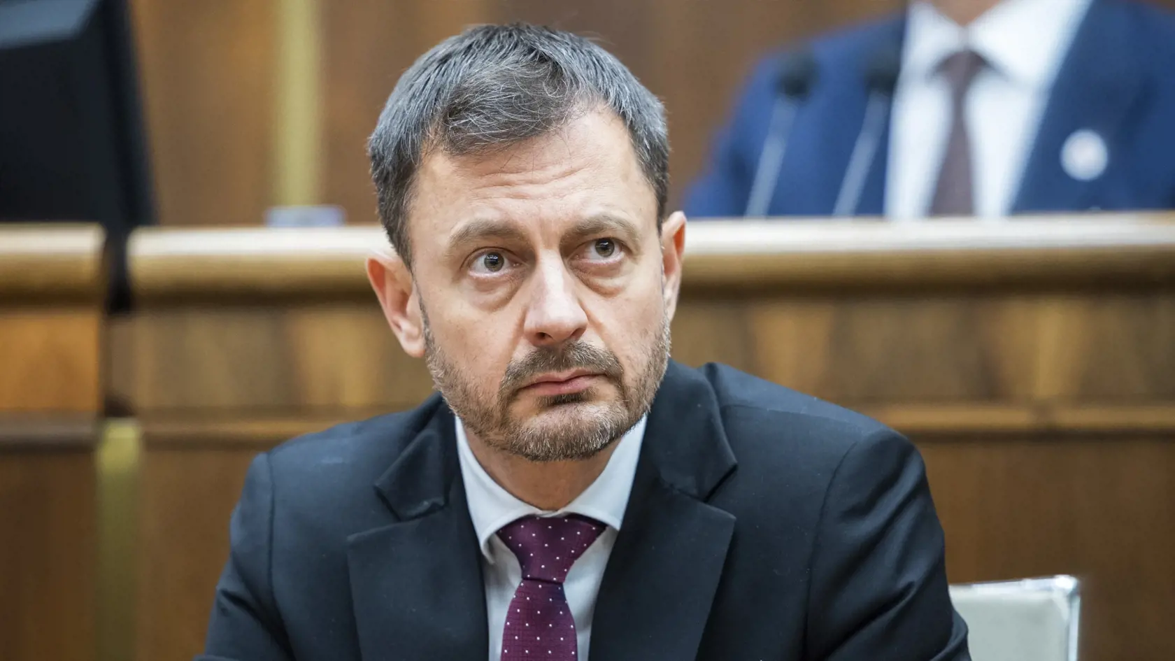 Na snímke premiér Eduard Heger (OĽANO) sedí v pléne Národnej rady (NR) SR počas 78. zasadnutia parlamentu, na ktorom sa malo hlasovať o návrhu na vyslovenie nedôvery vláde v Bratislave v utorok 13. decembra 2022.