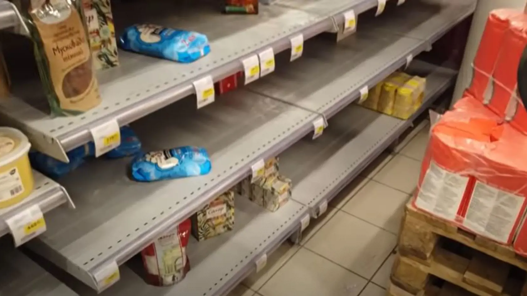 V obchode Niki upozornil aj na poloprázdne police s tovarom.