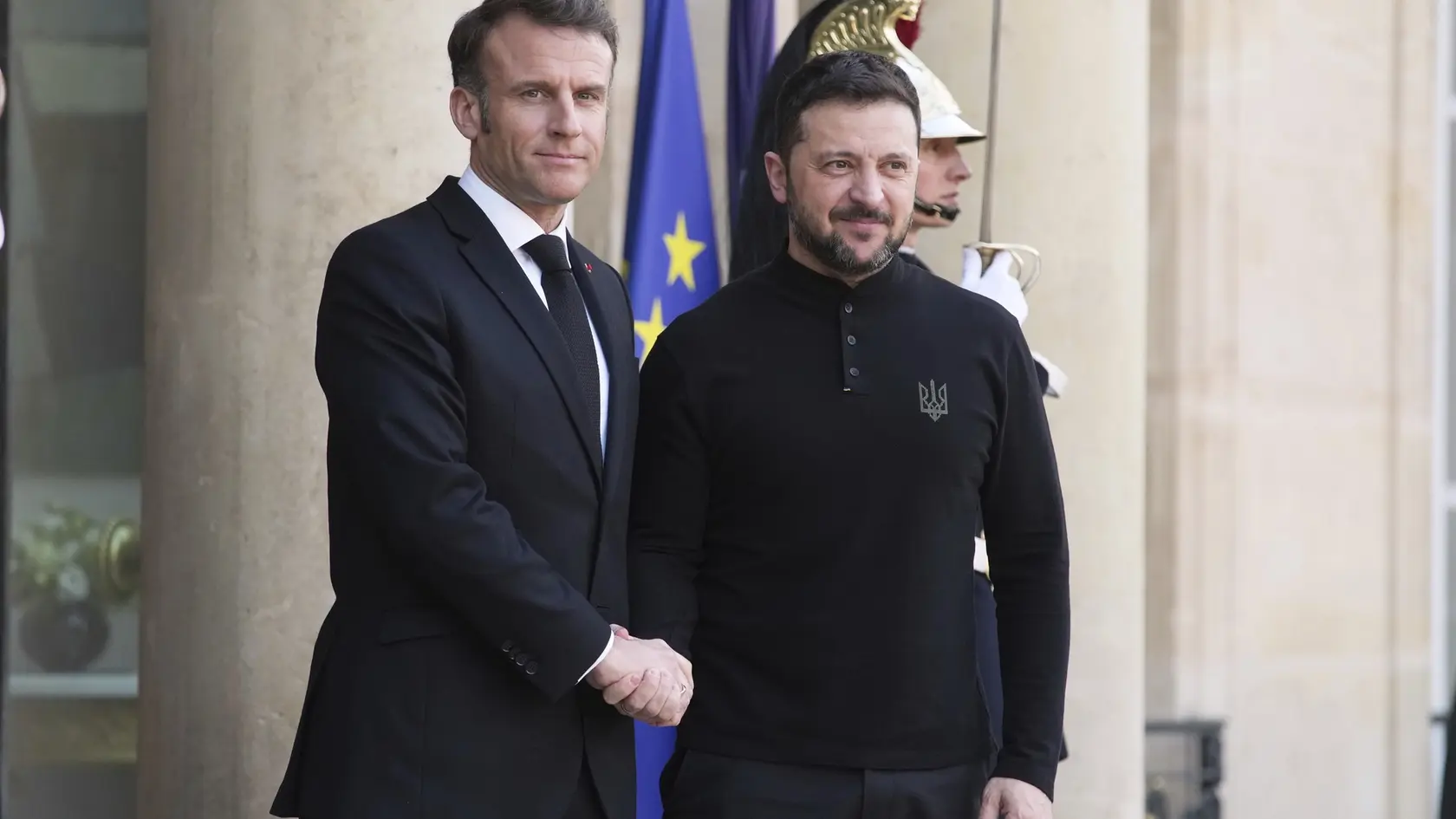 Ukrajinský prezident Volodymyr Zelenskyj (vpravo) a francúzsky prezident Emmanuel Macron pózujú pred Elyzejským palácom v Paríži v stredu 26. marca 2025
French President Emmanuel Macron, left, welcomes Ukrainian President Volodymyr Zelenskyy before their meeting to prepare Thursday's gathering of the so-called "coalition of the willing" nations that are allies of Ukraine, Wednesday, March 26, 2025 at the Elysee Palace in Paris. (AP Photo/Thibault Camus)