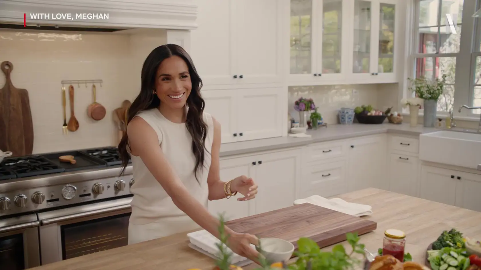 Meghan Markle má vlastnú kulinársku šou na Netflixe. Zeleninu krája na drevenej doske z čierneho orecha za 73 eur. 