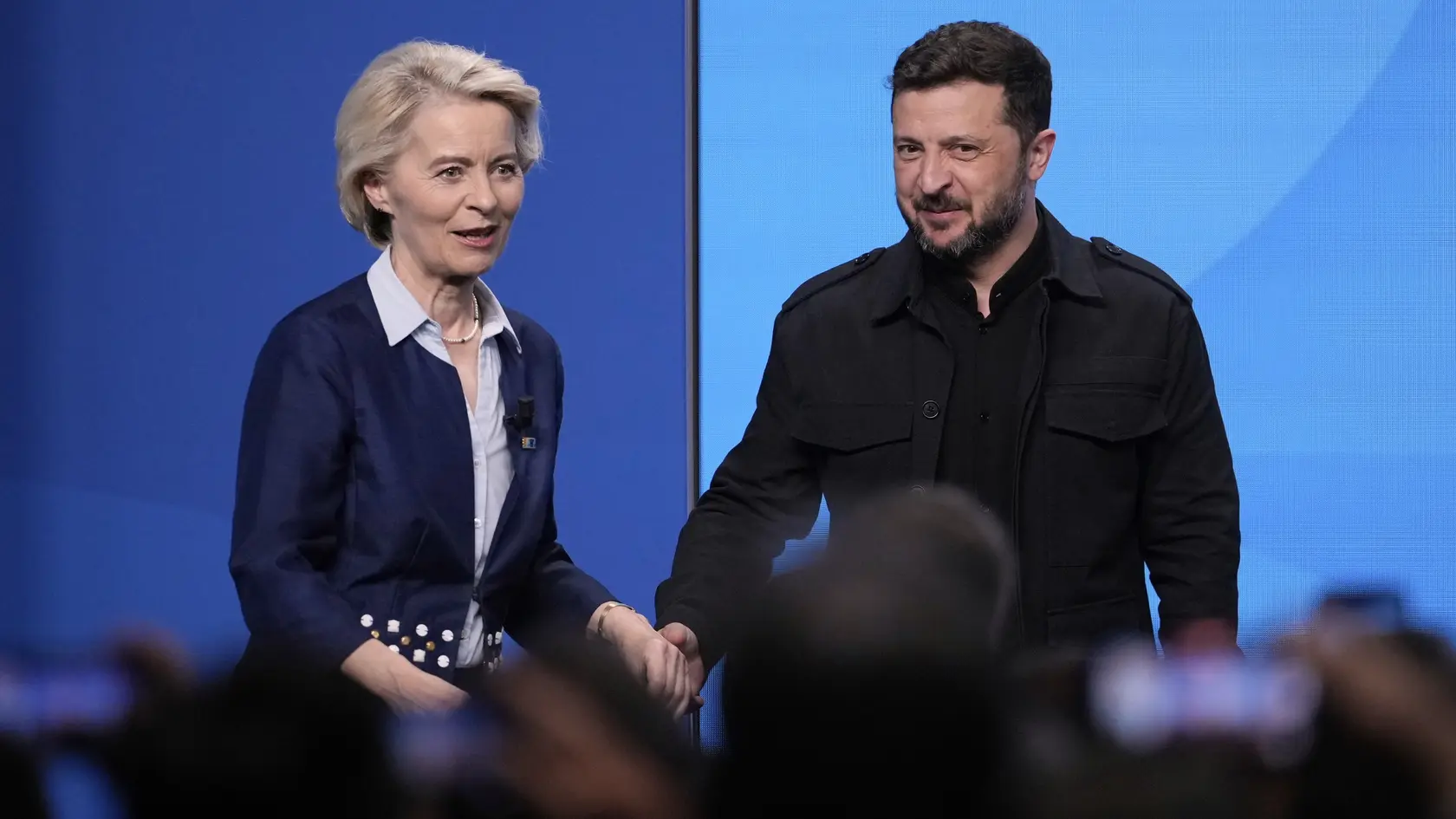 Predsedníčka Európskej komisie Ursula von der Leyenová víta ukrajinského prezidenta Volodymyra Zelenského počas fóra ministrov obrany členských krajín NATO pred začiatkom summitu NATO v holandskom Haagu 24. júna 2025.