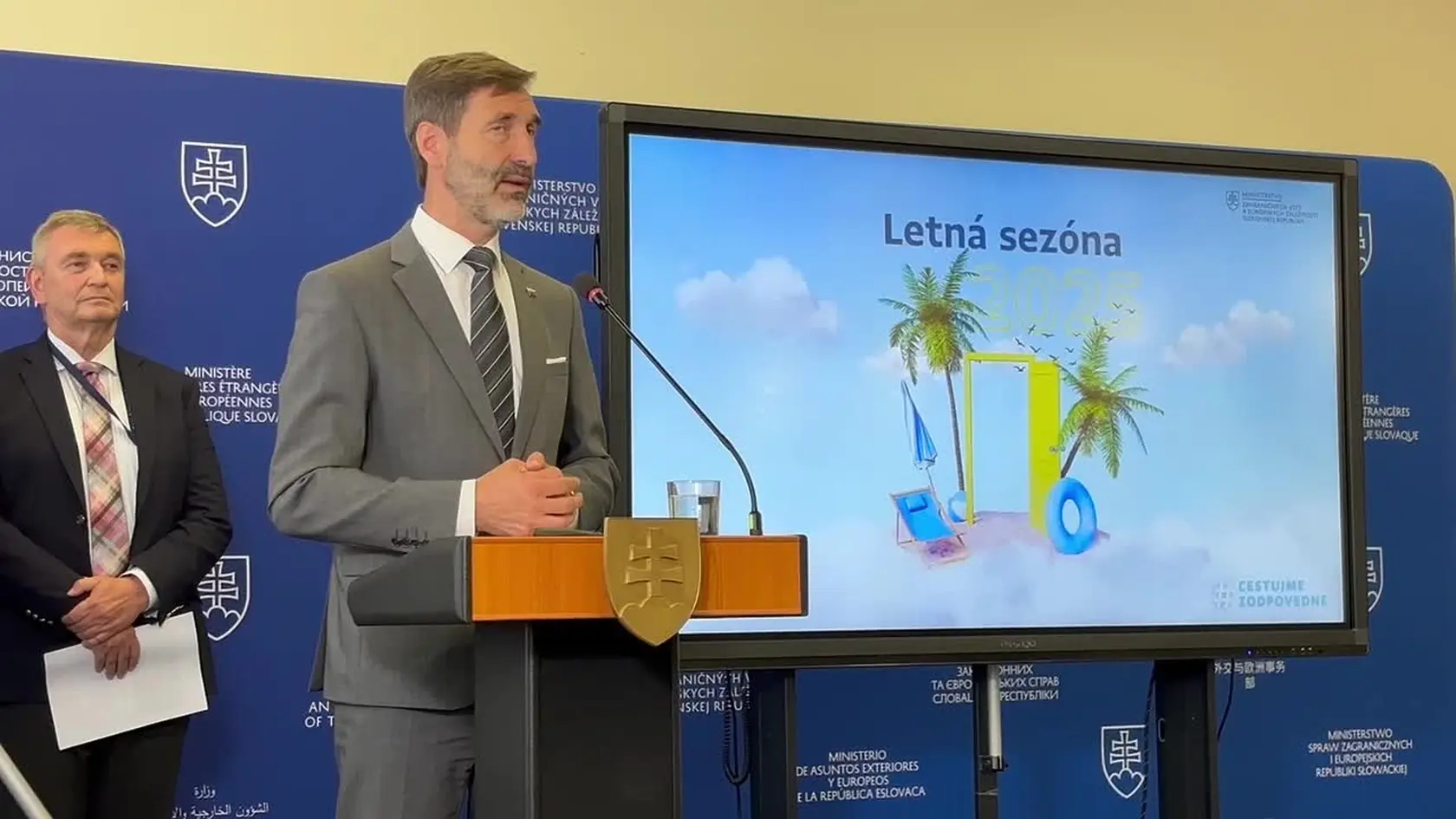 Minister zahraničných vecí Juraj Blanár prosí, aby ľudia boli opatrní a pripravili sa na predvídateľné, ale aj nepredvídateľné situácie. „Je potrebné vedieť, ako sa v krízovej situácii správať a zvládnuť ju," povedal.