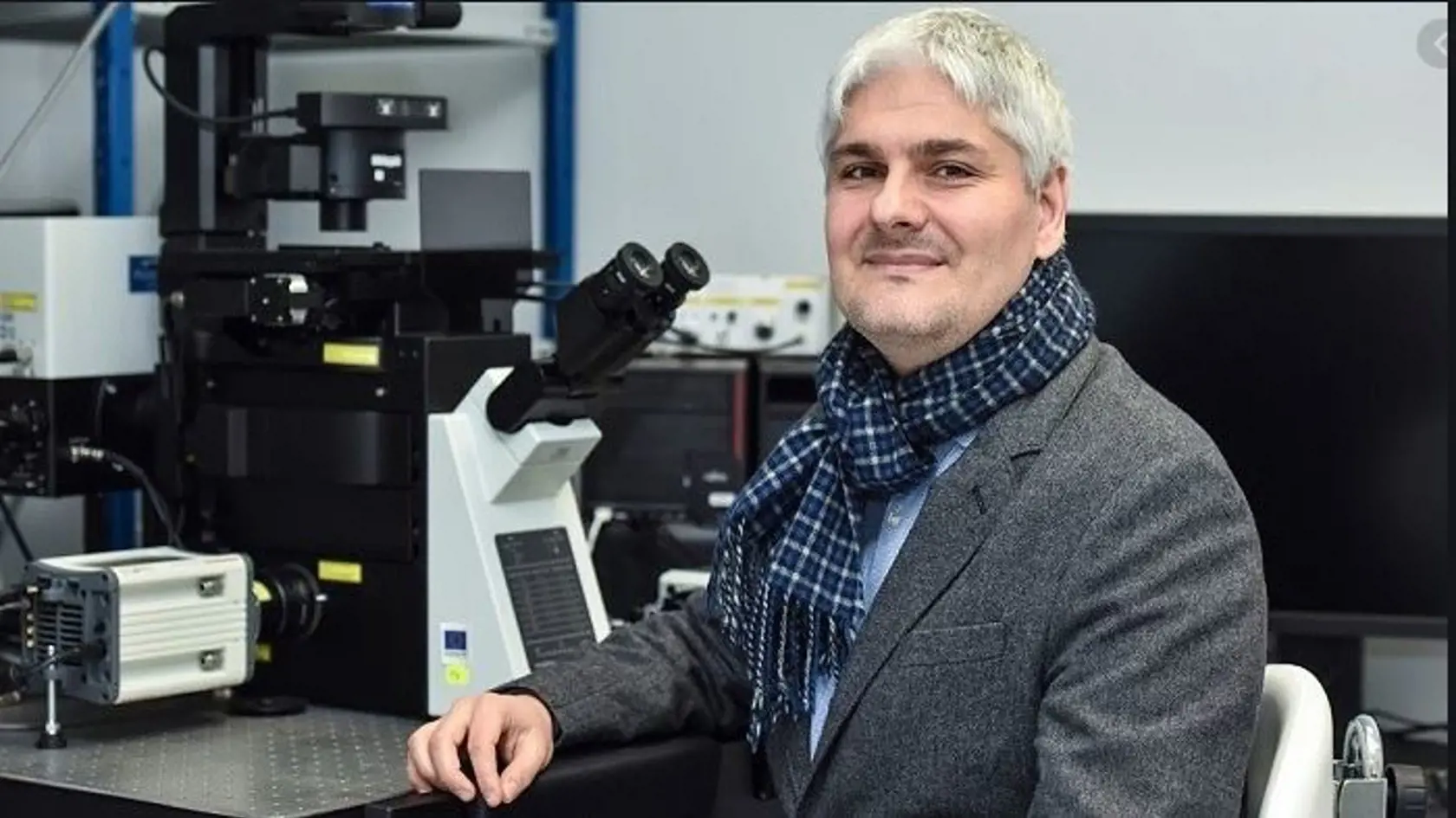 Chcel sa stať lekárom, ale neprijali ho na medicínu v Bratislave ani v Martine. Tak začal študovať chémiu na Prírodovedeckej fakulte v Trnave. Vydržal tam rok a odišiel do zahraničia, kde je 17 rokov a v súčasnosti je úspešným vedcom v Národnom inštitúte zdravia.