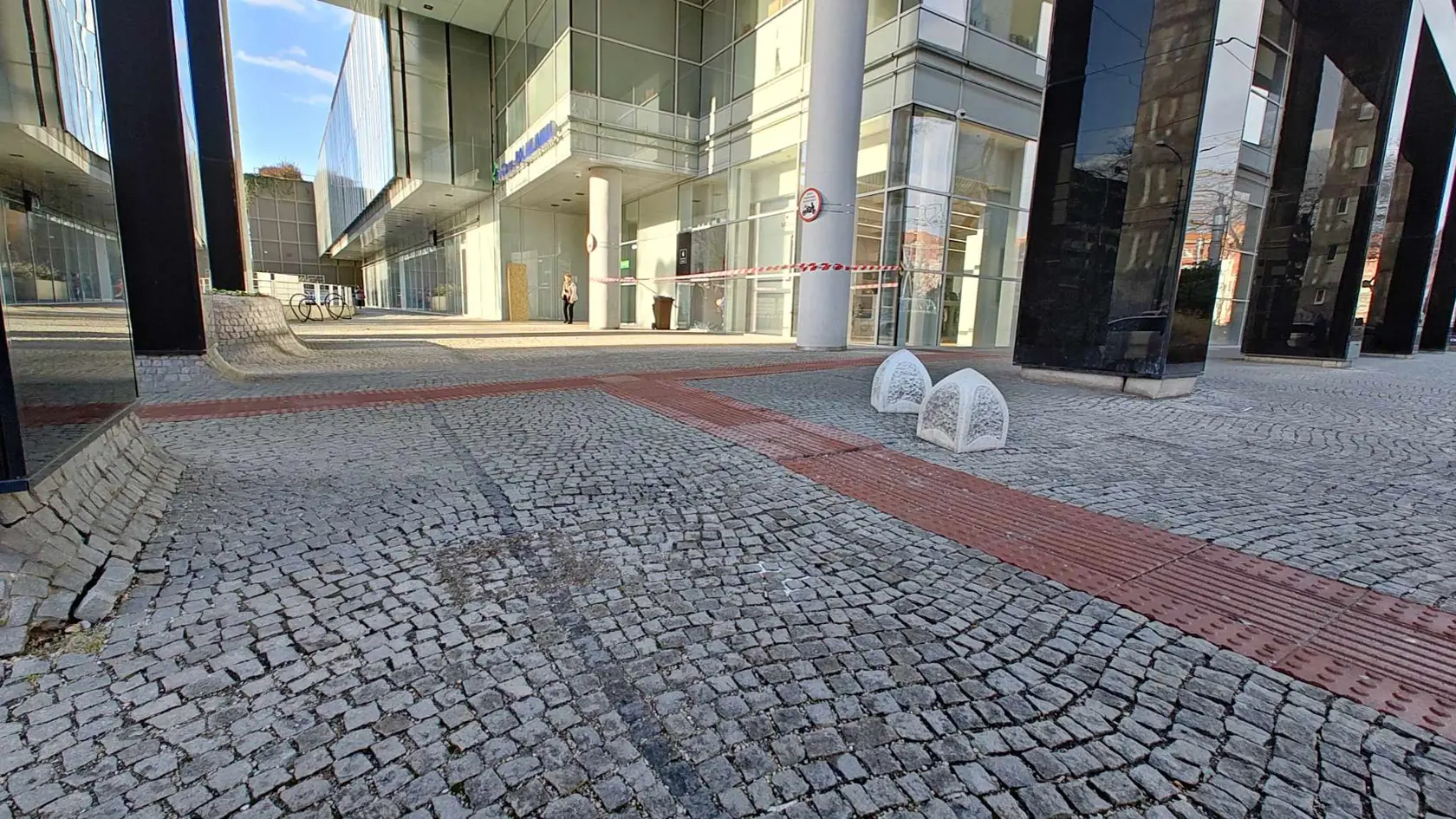 Na snímke rozbité sklo v bratislavskom nákupnom centre Central po nočnej krádeži v predajni Apple.